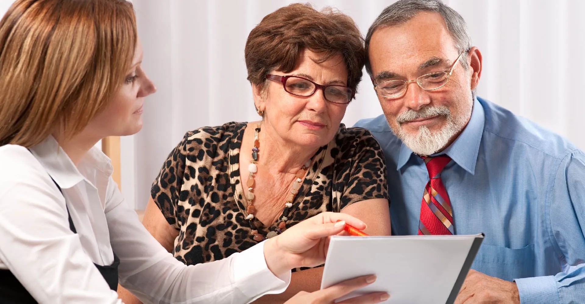 Conseillère de pompes funèbres recevant une famille en rendez-vous d'accompagnement
